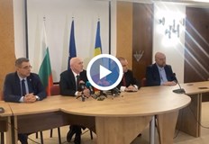 Вицепремиерът Гроздан Караджов и министърът на транспорта и съобщенията Николай