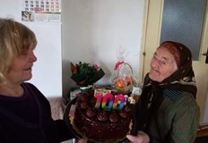 Рожденичката посрещна всички с обичайната си блага усмивка и ги