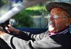 Пешеходец на 81 години пострада сериозно след като автомобил управляван