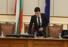 Депутатите ще изслушат извънредно Петков Янев Генчовска и шефовете на