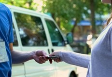 Въпреки това се извиват опашки от чакащи пред офиситеТаксата за