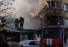 Съседи разказват че в къщата се отоплявали с дърваМайка и