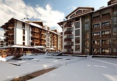 Пламна покривът на хотел Белведере в Банско съобщава Към мястото пътуват