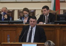 Атанас Зафиров е председателят депутатът от Светлин Стоянов е членПървото