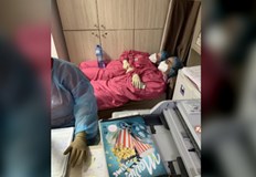 Снимка на смазани от умора медици легнали в COVID отделението