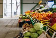 Това ще осигури целогодишно ползване на търговските маси на пазар