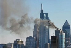 На мястото на инцидента работят пожарникариМногоетажна сграда се запали във