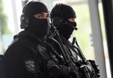 Полиция окупира снощи Петрич В акция срещу наркоразпространението участваха и барети