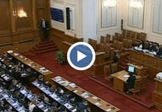 Парламентът провежда редовно пленарно заседаниеС 8 народни представители участващи онлайн