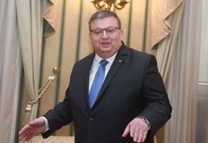 Умира от страх да не се пореже И няма да