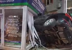 Шофьорът е отказал проба за алкохолКола се вряза в павилион