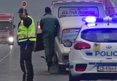 Водач е леко ранен след като се е блъснал в