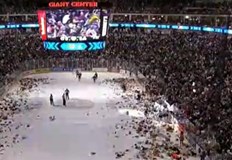 Хиляди плюшени мечета полетяха върху ледената пързалка в Хърши Пенсилвания Става