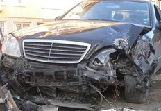 Мерцедес се заби в бетонна ограда на къщаНа 26 януари