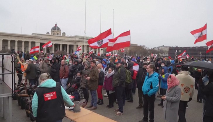 Стотици демонстранти се събраха на Площада на героите в австрийската столица