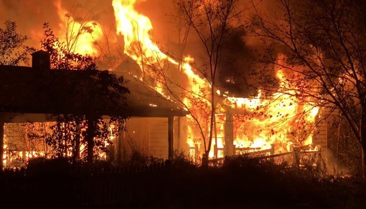 При пожара, който е потушен от противопожарния екип, са унищожени около 20 квадратни метра покрив, 15 квадратни метра ламперия и домашно имущество