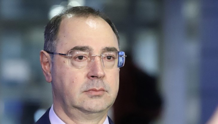 Проф. Попов очаква пандемията да отмине, защото като всеки вирус и този ще мутира достатъчно и дори да е изкуствено създаден, в едни момент ще отслабне и ще се самоунищожи Проф. Попов очаква пандемията да отмине, защото като всеки вирус и този ще мутира достатъчно и дори да е изкуствено създаден, в едни момент ще отслабне и ще се самоунищожи