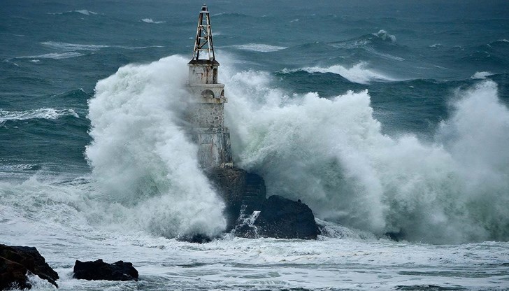 Фарът е построен върху риф, което го прави особено живописен, но и особено опасен за поддръжка заради трудния достъп