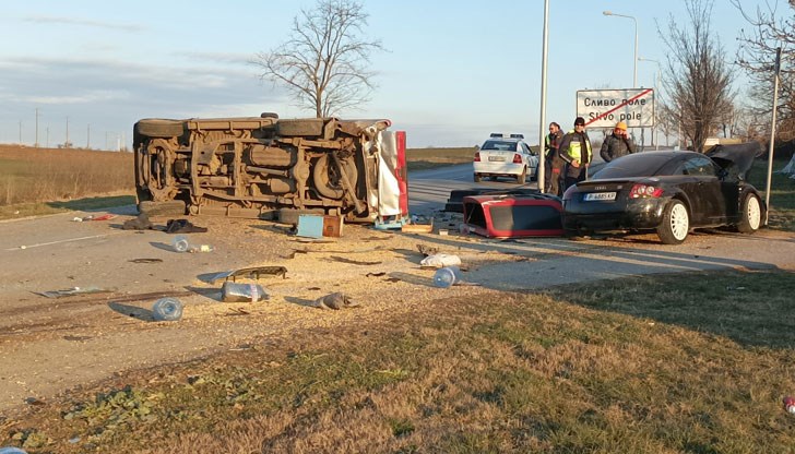 Ударът е между два леки автомобила