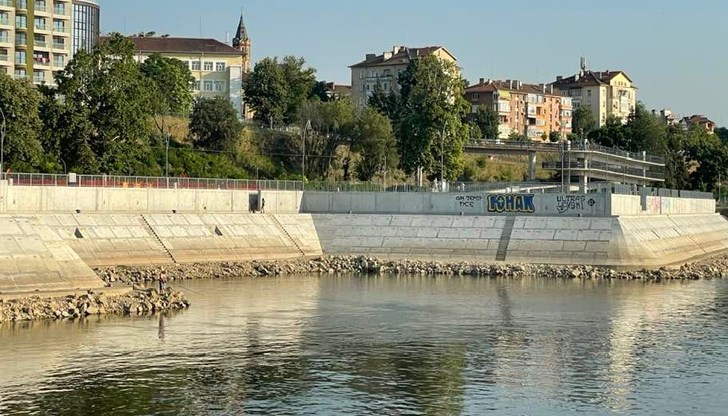 Стената е полегата, вместо вертикална, а лиманчето ще се затлачва и е неизползваемо Стената е полегата, вместо вертикална, а лиманчето ще се затлачва и е неизползваемо
