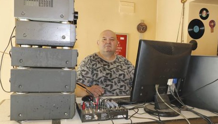 Унисона е завършил Русенския университет