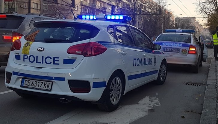 Леко пострадали са шофьор и пътничка, возеща се зад него