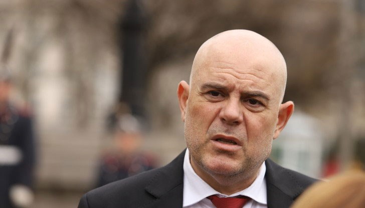 По примера на създателя си Сотир Цацаров Гешев търси начин да изиграе изгодно картите си По примера на създателя си Сотир Цацаров Гешев търси начин да изиграе изгодно картите си