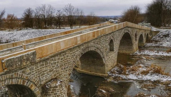 Старият мост в Дебелец е едно от най-старите подобни каменни съоръжения в региона