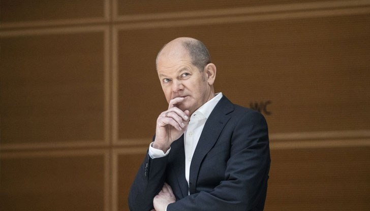 Източногерманската комунистическа тайна полиция е следила подробно негови посещения в ГДР, когато е бил зам.-председател на Младите социалисти във ФРГ