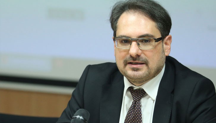 Но българското общество се вълнува от друго: то е в плен на антиваксърски и македонски истерии