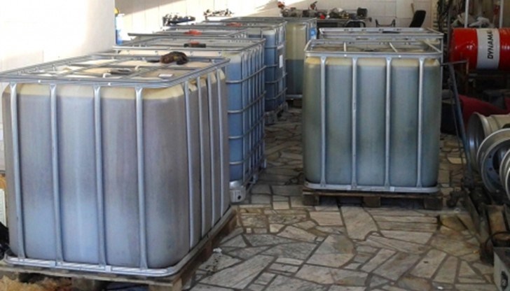 Иззето е общо количество от около 1200 л. нефтопродукт и около 350 л. етилов алкохол – ракия, за които не са представени документи за платен или обезпечен акциз Иззето е общо количество от около 1200 л. нефтопродукт и около 350 л. етилов алкохол – ракия, за които не са представени документи за платен или обезпечен акциз