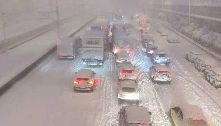 Влаковете и автобусите бяха спрени Влаковете и автобусите бяха спрени