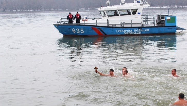 В някои населени  места, той е задължителен за всички участници