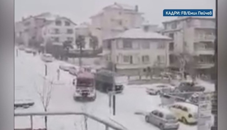 Станали са още около 30 инцидента, потрошени са много коли Станали са още около 30 инцидента, потрошени са много коли