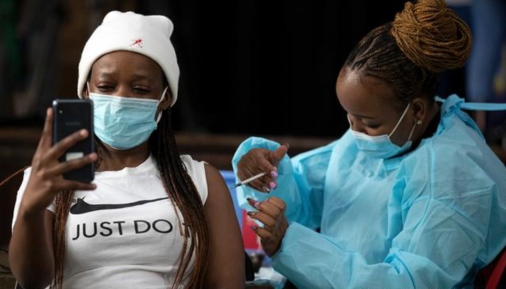 Защото ако Ковид стане ендемичен, вирусът ще се среща навсякъде и всеки ще се заразява с него редовно, смята експерт