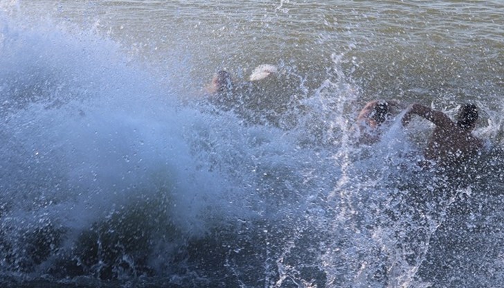 По традиция извадилият кръста ще получи от Борислав Българинов икона на Свети Йоан Кръстител, парична премия от кмета и сребърно кръстче от митрополита По традиция извадилият кръста ще получи от Борислав Българинов икона на Свети Йоан Кръстител, парична премия от кмета и сребърно кръстче от митрополита