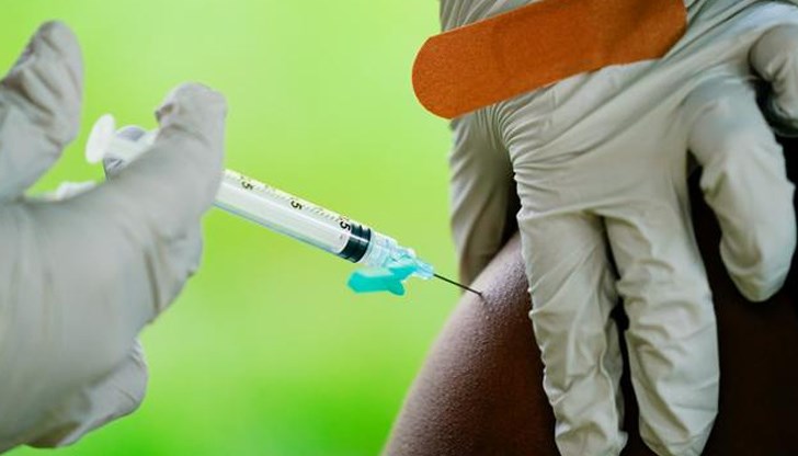 В свое отворено писмо инициативата "Лекари се изправят" предупреждава, че ваксината срещу коронавируса не предпазва от тежки форми на болестта