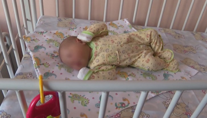 Момиченцето е било в кутия, покрито само с палтенце