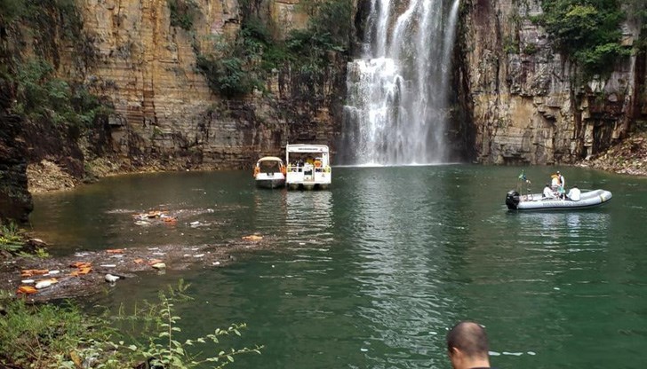Голям скален фрагмент се откъсна от каньон и падна върху три лодки