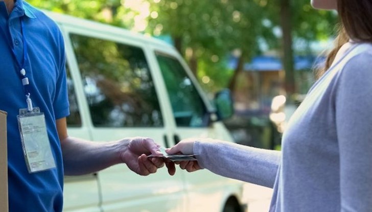 Въпреки това се извиват опашки от чакащи пред офисите Въпреки това се извиват опашки от чакащи пред офисите