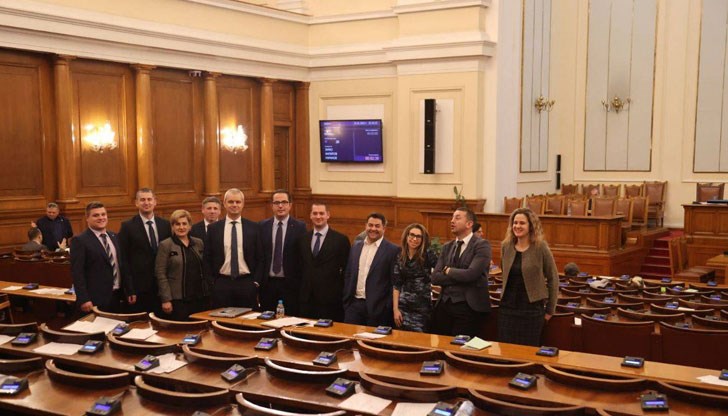 Депутатката Елена Гунчева от “Възраждане” получава ценни съвети в сферата на “финанси, икономика и европейски фондове” от Стефан Бъчваров Депутатката Елена Гунчева от “Възраждане” получава ценни съвети в сферата на “финанси, икономика и европейски фондове” от Стефан Бъчваров