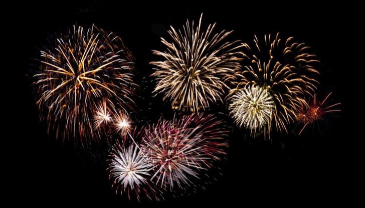 Група младежи искали да отбележат настъпването на новата 2022 година Група младежи искали да отбележат настъпването на новата 2022 година