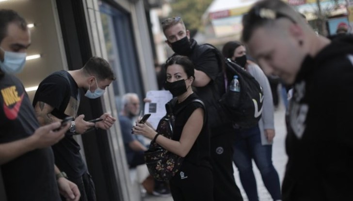 Повечето мерки обаче остават в сила, включително маските на открито