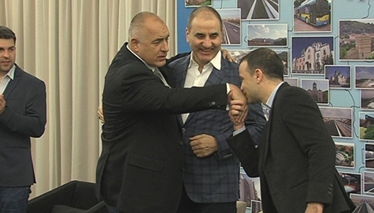 Феодалните васали от всички краища на страната, които навремето целунаха премиерската ръка и почнаха да пълнят нощното му шкафче, загърбвайки своя прародител Доган, сега ще почнат да обръщат гръб на Борисов