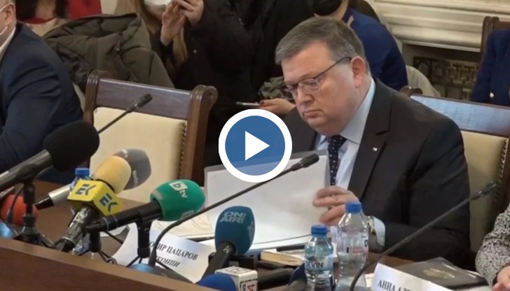 Той е поканен да отговаря на въпроси за ефективността на комисията