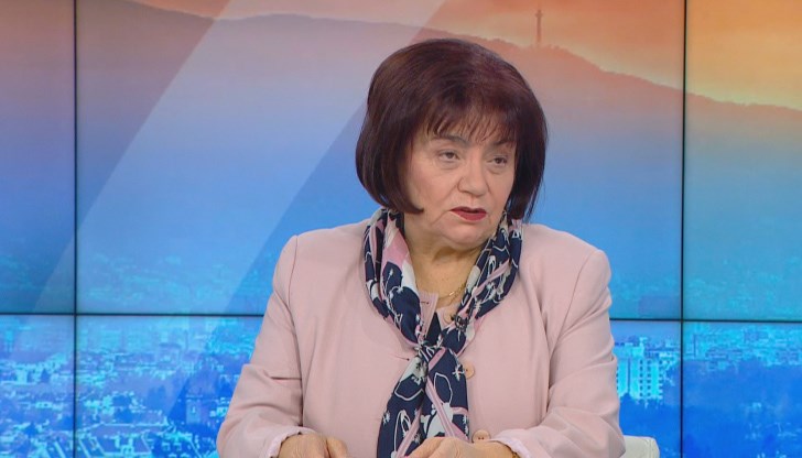 "Учителите капнаха - по 50% от педагогическите колективи, особено в гимназиален етап, са болни или са под карантина", заяви Янка Такева