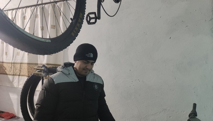 "Като видиш усмивката на дете каквото и да ти е коствало си заслужава", казва Тихомир Колев