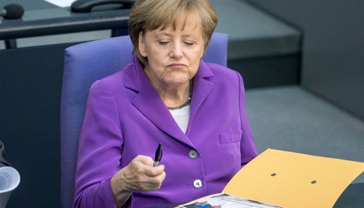 В момента бившият германски канцлер пише мемоари за годините начело на Германия