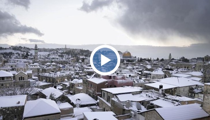 Според метеоролозите снежната покривка в Ерусалим достига 20 см дебелина - рядкост за местните жители, несвикнали да виждат толкова сняг