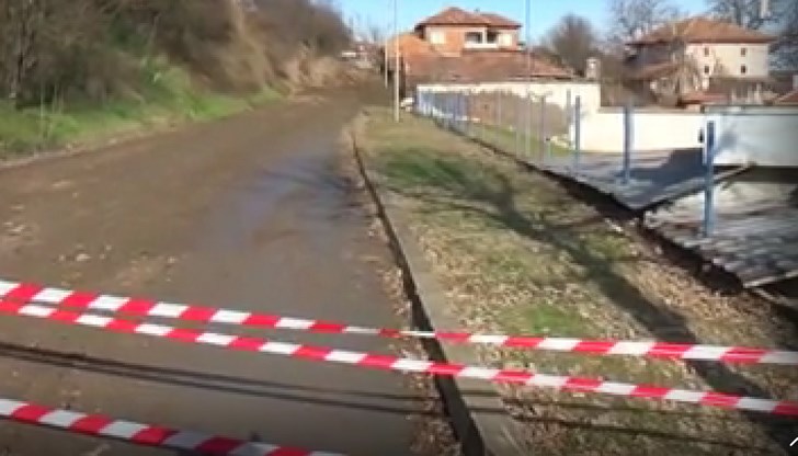 Жителите на три къщи са останали блокирани в домовете си, тъй като пропастта е на няколко метра от портите им. Към момента опасност за живота и здравето на хората няма